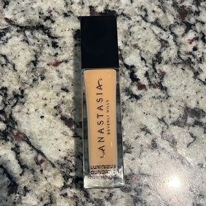 Anastasia Luminous Foundation shade 335W